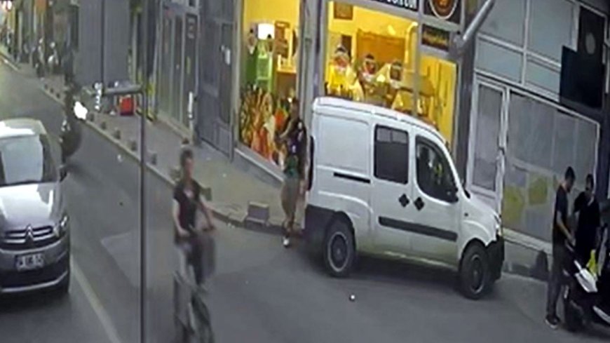 Tek teker üzerinde ilerleyen motosiklet, hafif ticari araca çarptı; kaza kamerada