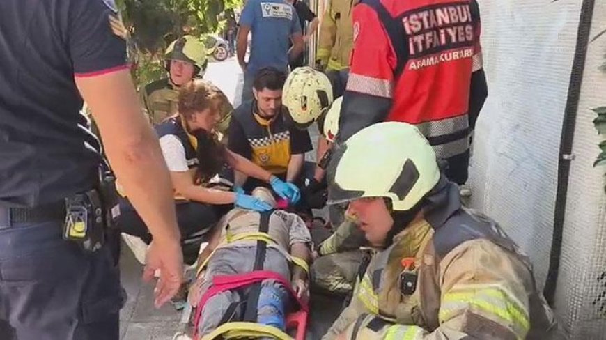 Kadıköy'de yıkımı yapılan bina çöktü; işçiler kurtarıldı