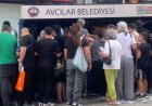 Çöpe atılan cep telefonu kılıfları için sıraya girdiler