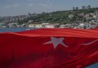 İstanbul Boğazı'ndaki köprülere Türk bayrağı asıldı