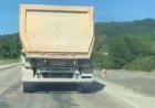 Hafriyat kamyonundan fırlayan taş, otomobilin camını kırdı