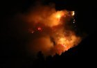 Antalya Kaş'ta orman yangını sürüyor. Gece olunca hava desteği durdu