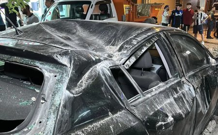Fatih'te çatıdan kopan betonlar sokağa yağdı. 2 kişi ölümden döndü