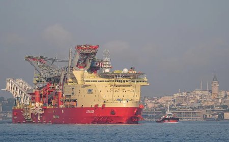 215 metrelik dev gemi İstanbul Boğazı'ndan geçti
