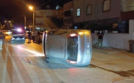 Park halindeki araca çarpıp devrilen otomobilin sürücüsü kaza yerinden kaçtı