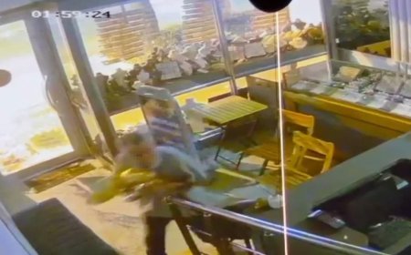 Adana'da ilginç hırsızlık! Yürümekte zorlandı ama vazgeçmedi: Camı kırıp imitasyon takıları çaldı