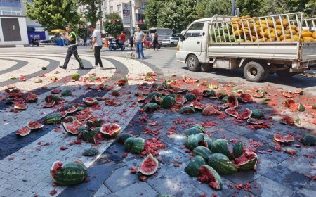 Saray Belediyesi: Karpuzları belediye önünde parçalayan satıcı yasal olmayan faaliyet sürdürüyor