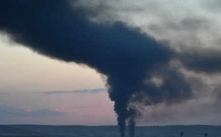 Market depoları yandı, gökyüzünü duman kapladı