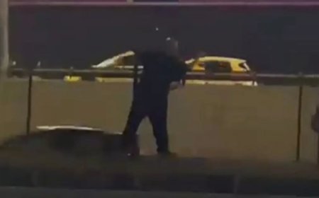 E-5'te tehlikeli anlar: Trafiği durdurdu, metrobüs tellerine tırmandı