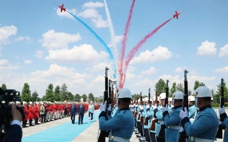 10 saniyede aynı anda geçiş. Türk Yıldızları'nın kokpitinde neler yaşandı? İşte selamlama uçuşunun görüntüleri