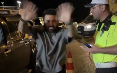 Trafikte denetime takıldı. Alkol çıkmayınca sevinçten yerinde duramadı