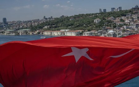 İstanbul Boğazı'ndaki köprülere Türk bayrağı asıldı