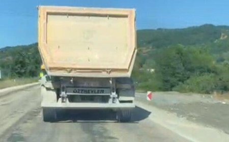 Hafriyat kamyonundan fırlayan taş, otomobilin camını kırdı