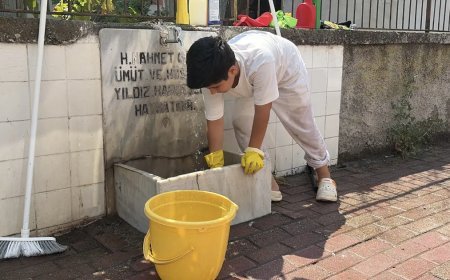 Minik gönüllüden büyük vefa: Şehit mezarlıkları ve çeşmeleri temizliyor