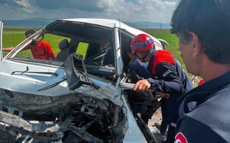 Ardahan-Artvin yolunda feci kaza! Araçta sıkışan sürücüyü itfaiye kurtardı; 7 yaralı