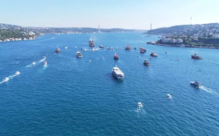 İstanbul Boğazı'nda 15 Temmuz şehitleri anısına 253 gemilik deniz korteji