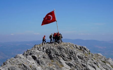 Spil'in zirvesindeki 15 Temmuz töreninde gaziler Türk bayrağını göndere çekti