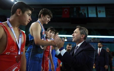 Enerji ve Tabii Kaynaklar Bakanı Bayraktar minik güreşçilerin müsabakalarını izledi