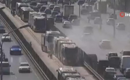 Seyir halindeki metrobüsten dumanlar yükseldi! Olay yerine ekipler sevk edildi