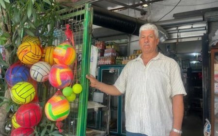 Kapısından giren yıllar öncesine dönüyor! İzmir'deki bakkalda 90'lı yılların unutulan ürünleri raflarda