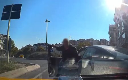Trafik magandası taksicinin önünü kesip aracını yumrukladı