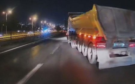 Esenyurt'ta kontrolsüz şerit değiştiren 2 hafriyat kamyonu kamerada