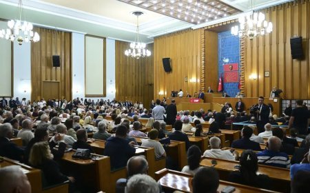 CHP'de saflar netleşiyor. İstifa haberinden sonra ilk "Kalıyorum" mesajı geldi