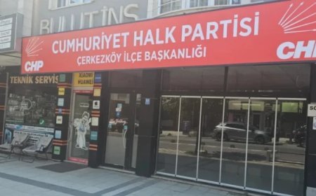 CHP ÇERKEZKÖY İLÇE BAŞKANLIĞININ YENİ BİNASINA TABELA ASILDI
