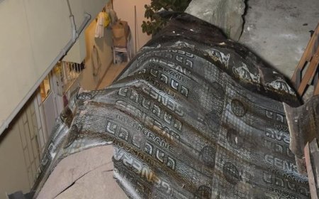 Sarıyer'de fırtına binaların çatılarını uçurdu