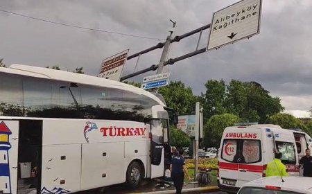 Eyüpsultan'da yolcu otobüsü otomobile çarptı! Yaralılar var