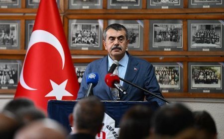 Bakan Tekin'den Özel Bezciyan Ermeni İlköğretim Okulu ve Ortaokulunu ziyaret