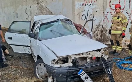 Bursa'da feci kazada 3 kişi öldü. Otomobil köprü altındaki beton duvara çarptı