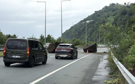 Rize'de yamaçtan kopan kaya parçaları yola düştü