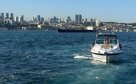 İstanbul'da Kız Kulesi önlerinde sürüklenen tekne kurtarıldı