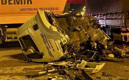 Sincan’da feci kaza: TIR’a çarpan hafriyat kamyonunun kupası koptu!