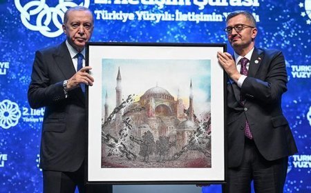 Cumhurbaşkanı Erdoğan'a İletişim Başkanı Duran'dan anlamlı hediye