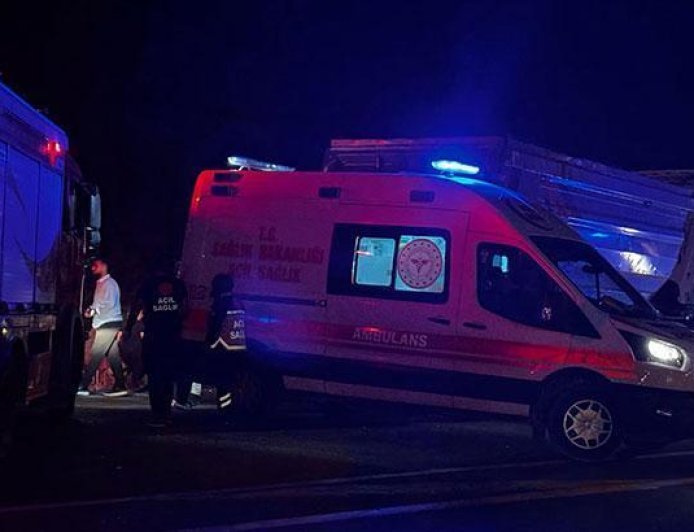 Mardin'de otomobil ile kamyonun çarpıştığı kazada 3 kişi öldü, 5 kişi yaralandı