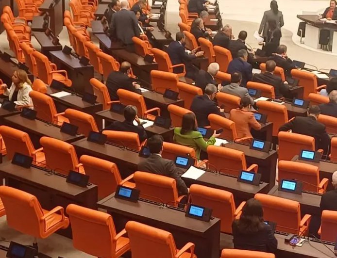 Meclis'te 24 yıl sonra bir ilk. Yeni Parti kuruldu, CHP'li milletvekillerinin yeri değişti
