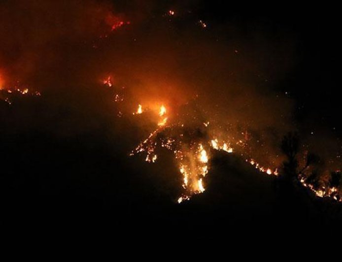 Kaş'taki orman yangınına ekiplerin karadan müdahalesi akşam saatlerinde de sürüyor