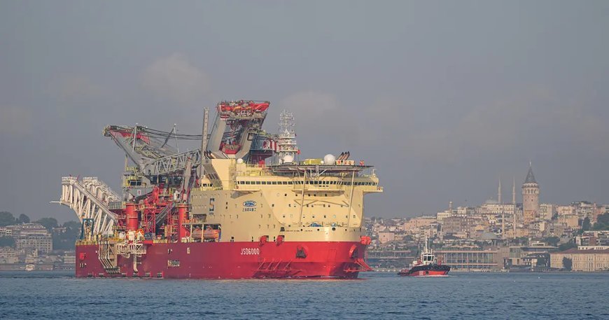 215 metrelik dev gemi İstanbul Boğazı'ndan geçti