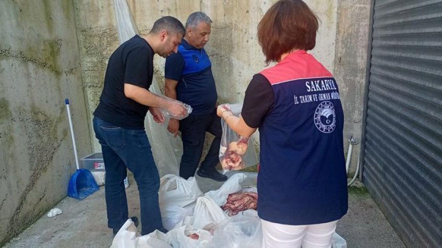 Sakarya'da ele geçirilen 5,5 ton etiketsiz et ürünü imha edildi
