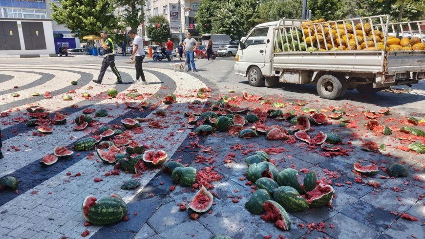 Saray Belediyesi: Karpuzları belediye önünde parçalayan satıcı yasal olmayan faaliyet sürdürüyor