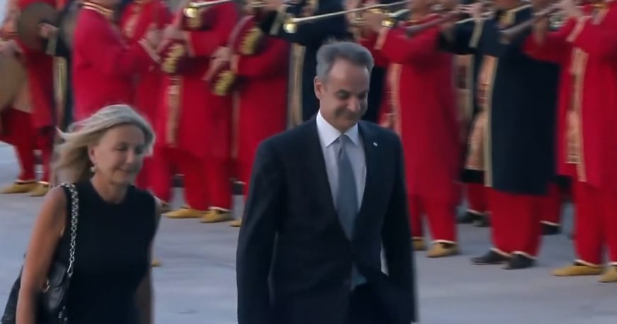 Mehter takımı Miçotakis geçerken Ceddin Deden Neslin Baban'ı çaldı