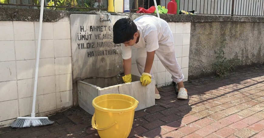 Minik gönüllüden büyük vefa: Şehit mezarlıkları ve çeşmeleri temizliyor