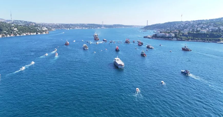 İstanbul Boğazı'nda 15 Temmuz şehitleri anısına 253 gemilik deniz korteji