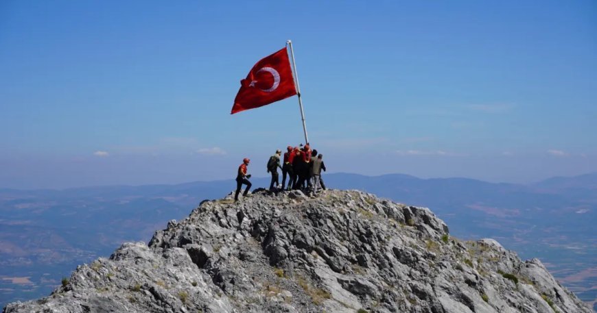 Spil'in zirvesindeki 15 Temmuz töreninde gaziler Türk bayrağını göndere çekti