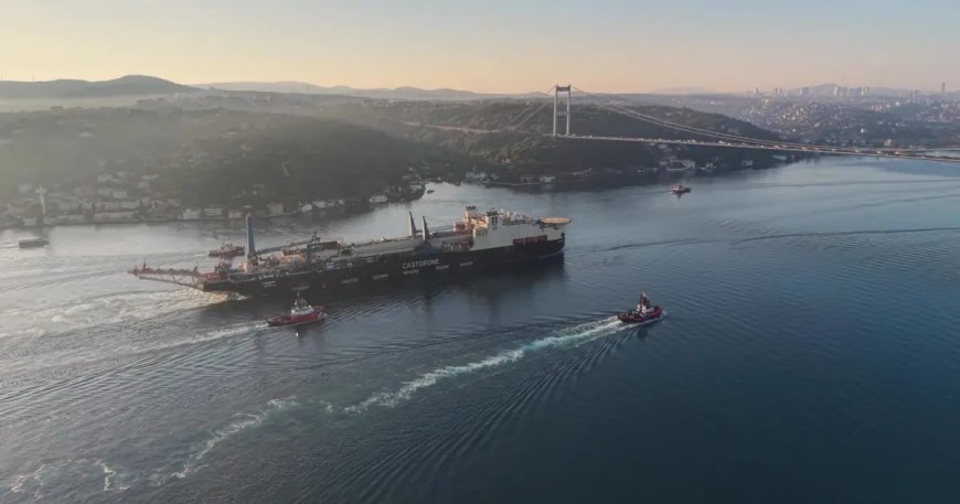 Dev gemi İstanbul Boğazı'ndan geçti