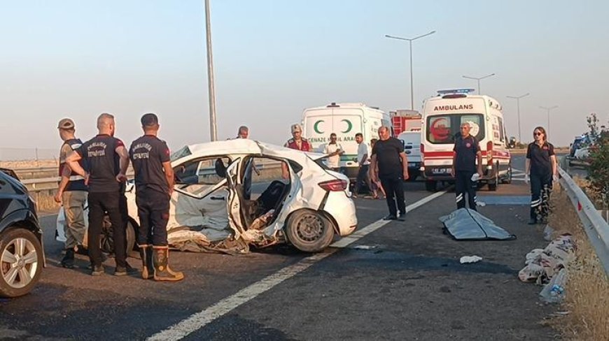 Otomobil ile minibüs çarpıştı: 2 kişi öldü, 8 kişi yaralandı