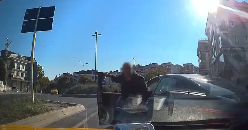 Trafik magandası taksicinin önünü kesip aracını yumrukladı