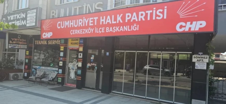 CHP ÇERKEZKÖY İLÇE BAŞKANLIĞININ YENİ BİNASINA TABELA ASILDI